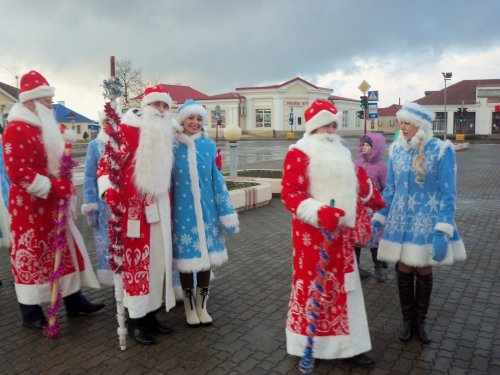 Шествие Дедов Морозов и Снегурочек