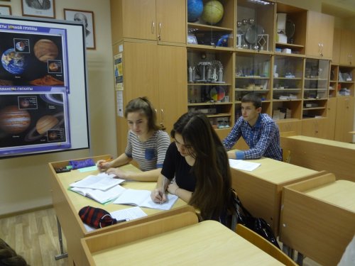 Урок в 10-м классе на тему "Решение задач по теме "Закон сохранения электрического заряда. Закон Кулона""