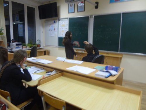 Урок в 10-м классе на тему "Решение задач по теме "Закон сохранения электрического заряда. Закон Кулона""