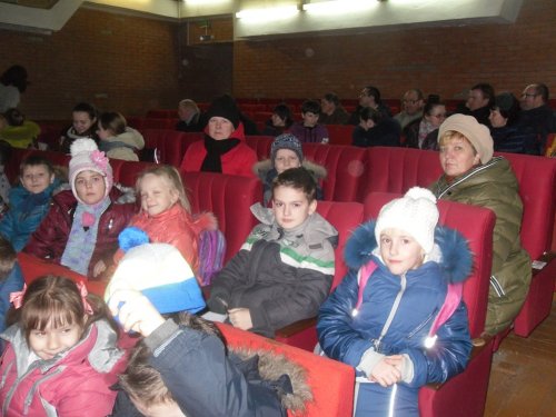 Свислочский народный театр «Памфлет» учит  детей добру и любви к родителям