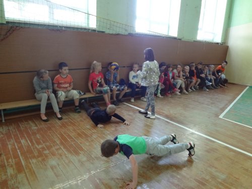 Зарядка в лагере