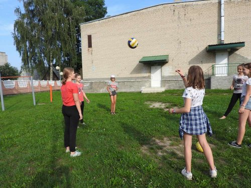 Спортивные игры на свежем воздухе привлекают учащихся