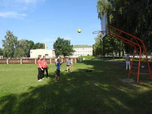 Спортивные игры на свежем воздухе привлекают учащихся