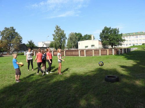 Спортивные игры на свежем воздухе привлекают учащихся