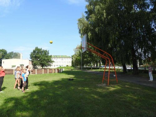 Спортивные игры на свежем воздухе привлекают учащихся