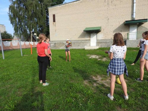 Спортивные игры на свежем воздухе привлекают учащихся