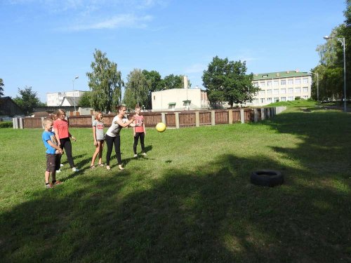 Спортивные игры на свежем воздухе привлекают учащихся