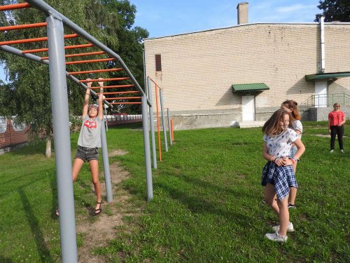 Спортивные игры на свежем воздухе привлекают учащихся