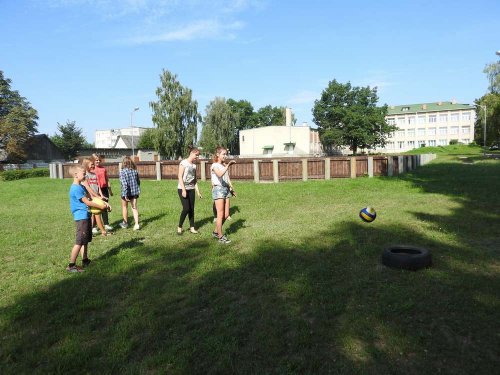Спортивные игры на свежем воздухе привлекают учащихся