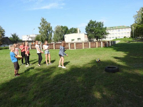 Спортивные игры на свежем воздухе привлекают учащихся