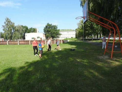 Спортивные игры на свежем воздухе привлекают учащихся
