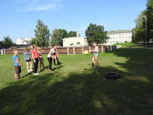 Спортивные игры на свежем воздухе привлекают учащихся