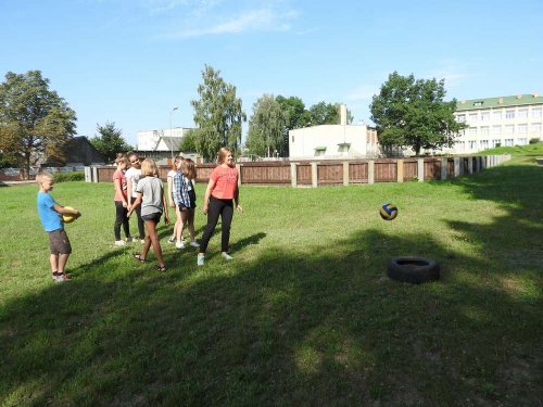Спортивные игры на свежем воздухе привлекают учащихся