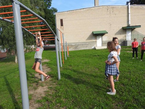 Спортивные игры на свежем воздухе привлекают учащихся