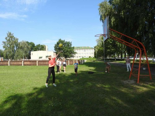 Спортивные игры на свежем воздухе привлекают учащихся