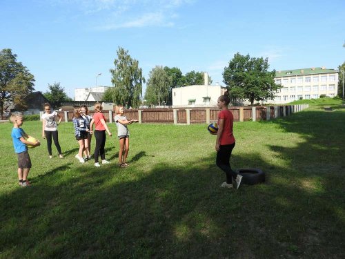 Спортивные игры на свежем воздухе привлекают учащихся