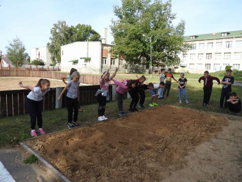 Соревнования по прыжкам в длину. Неделя спорта и здоровья