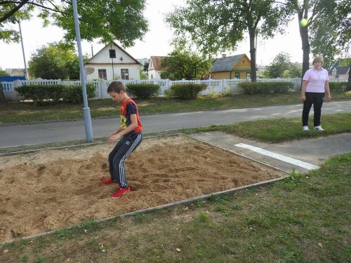 Соревнования по прыжкам в длину. Неделя спорта и здоровья