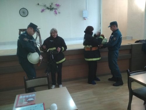 "Несмотря на наши годы, с МЧС свернём мы горы" "Несмотря на наши годы, с МЧС свернём мы горы"