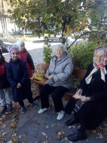 Цветы бабушкам и мамам