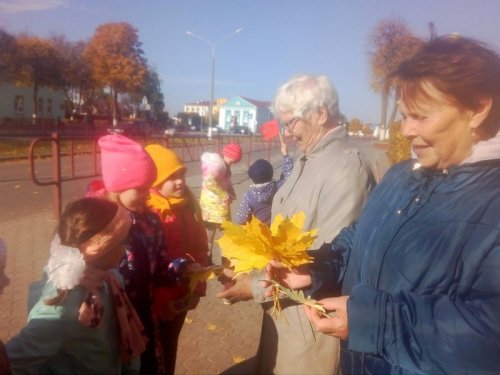Цветы бабушкам и мамам