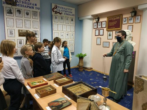 Выставка  ко Дню Матери «Под покровом Пресвятой Богородицы»