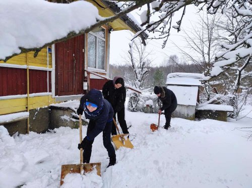Волонтёрская акция «Уберём снег вместе»