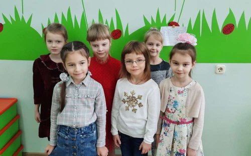 Конкурс юных чтецов «Разукрасим мир стихами» Конкурс юных чтецов «Разукрасим мир стихами»