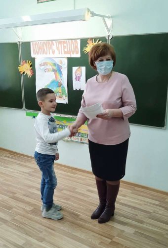 Конкурс юных чтецов «Разукрасим мир стихами» Конкурс юных чтецов «Разукрасим мир стихами»
